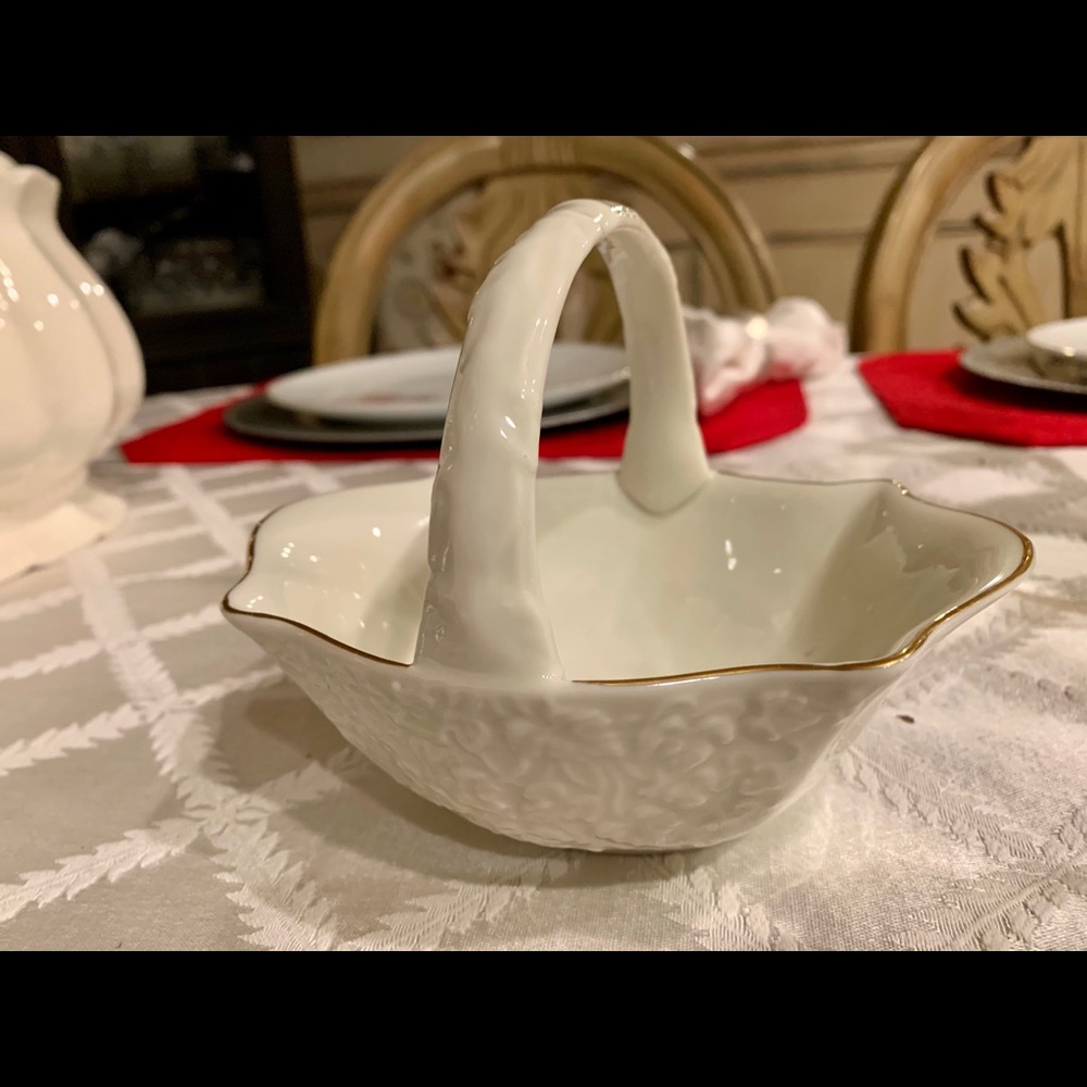 LN BONE CHINA COLLECTABLE BASKET. SIMPLY BEAUTIFUL & SWEET 💕18K GOLD TRIM.